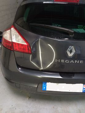 voiture mégane renault enfoncée